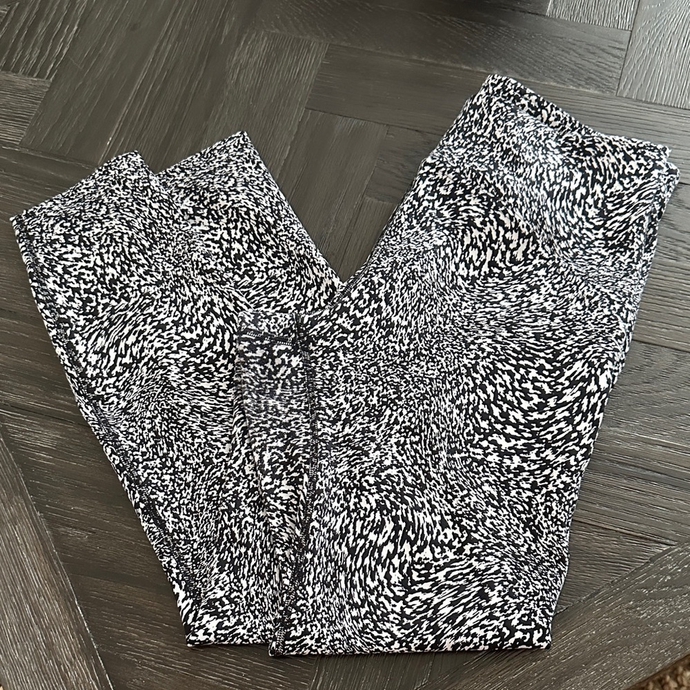 Lululemon athletic Black and White Patterned Leggings sz 8